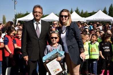 Kendi Yaptığı Limonataları Satarak Hayvanlara Destek