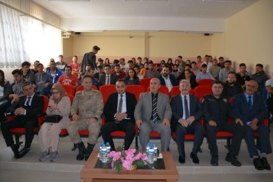 Koyulhisar MYO'da İlk Dersi Kaymakam Partal Tarafından Gerçekleştirildi