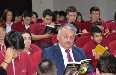 Vali Yazıcı Öğrencilerle Kitap Okudu