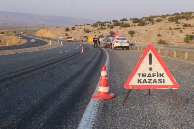 Yavuzeli'nde Kum Yüklü Kamyon Devrildi Açıklaması 1 Yaralı