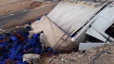 Antalya'da nar yüklü kamyon devrildi: 3 ölü
