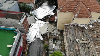 Araçların Üzerine Devrilen Okul Çatısı Havadan Görüntülendi