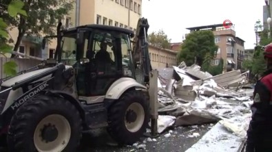 Araçların Üzerine Devrilen Okul Çatısının Enkazı Kaldırıldı