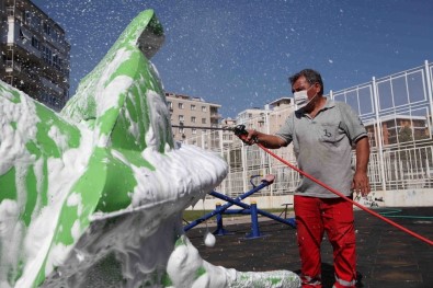 Bayraklı'nın Parklarına Dezenfekte
