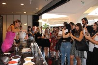 ÖZLEM YILDIZ - Forum Mersin Ziyaretçileri, Özlem Yıldız'ın Elinden Dondurma Yedi