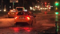 İstanbul'da Etkili Olan Yağmurla Birlikte, Bazı Caddelerde Su Birikintileri Oluştu