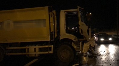 TEM Otoyolu'nda Yolcu Otobüsü İle Temizlik Aracı Çarpıştı Açıklaması 8 Yaralı