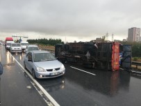 ALTINŞEHİR - TEM Yanyolda Kamyon Devrildi