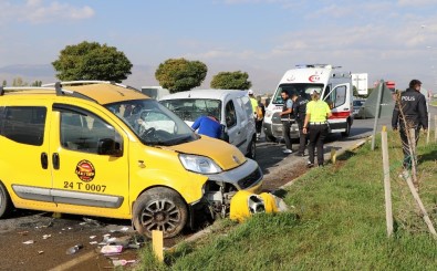 Erzincan'da Trafik Kazası Açıklaması 2'İ Polis 3 Yaralı