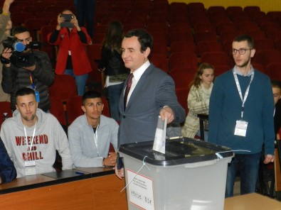 Kosova'da Liderler Oyunu Kullandı