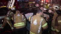 E5 KARAYOLU - Küçükçekmece'de Otomobil Bariyerlere Girdi Açıklaması 4 Yaralı