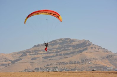 Mardin'in Derik İlçesinde Paraşütçüler, Şehit Kaymakam İçin Havalandı