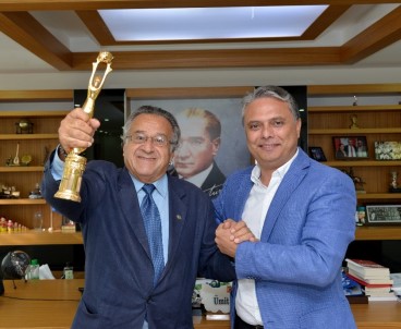 Ödül Sevincini Başkan Uysal'la Paylaştı