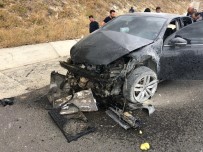 Seyir Halindeyken Lastiği Patlayan Araç Kaza Yaptı Açıklaması 3 Yaralı Haberi