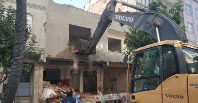 Sultangazi'de Riskli Binalar Yıkılıyor