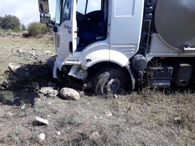 Süt Tankeri Otomobil İle Çarpıştı Açıklaması 1 Ölü, 5 Yaralı
