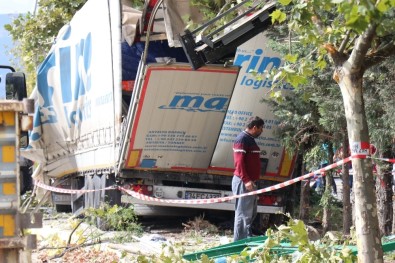 Tırın Yolcu Durağını Biçtiği Kaza Açıklaması 2 Ölü, 3 Yaralı