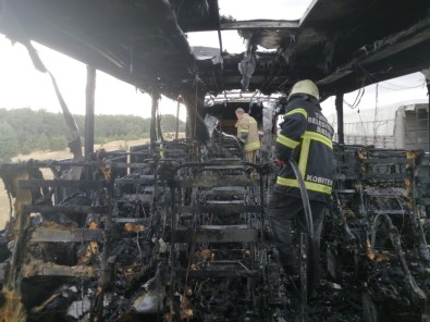 Uşak'ta Seyir Halindeki Otobüs Yanarak Kullanılmaz Hale Geldi