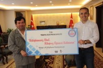 KÜTÜPHANE - Ayakkabı Boyayarak Kazandığı 50 Lirayı Kütüphaneye Bağışladı