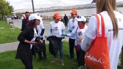 Büyükelçiler Öğrencilerle Mogan Gölü'nde Kıyı Temizliği Yaptı