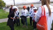 BÜYÜKELÇİLER - Büyükelçiler Öğrencilerle Mogan Gölü'nde Kıyı Temizliği Yaptı
