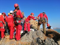 YARDIM ÇAĞRISI - Deniz Seviyesi Yükselince Mağarada Mahsur Kalan 2 Kişi Ortak Operasyonla Kurtarıldı