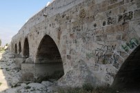 BERFIN - Dünyanın En Eski Köprüsüne Sprey Boya İle Yazı Yazdılar