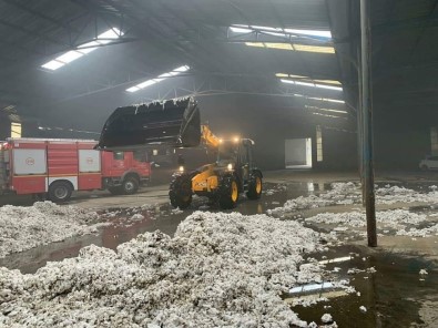 Foça'da Pamuk Deposu Yandı, Hasar Büyük