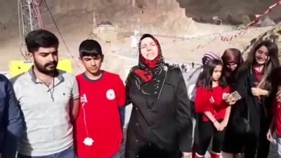 Gönüllü Gençler İshak Paşa Sarayı Çevresindeki Çöpleri Topladı