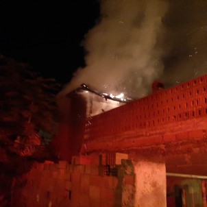Kepsut'ta Sobadan Çıkan Yangın Evi Kül Etti
