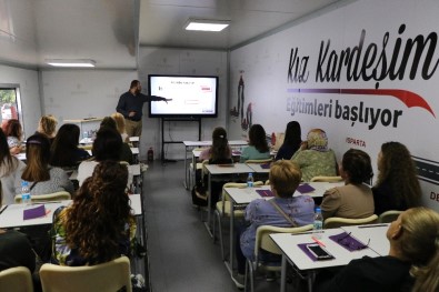 'Kız Kardeşim Eğitim Tırı' Adana'da