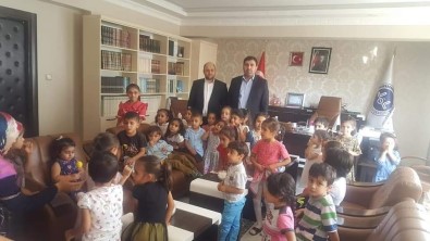 Minikler Öğrenciler, Kağıttan Yaptıkları Çiçekleri İlçe Müftüsüne Hediye Etti