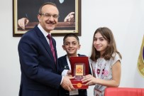 SEDDAR YAVUZ - Vali Yavuz, Tunceli'den Çocukları Ağırladı