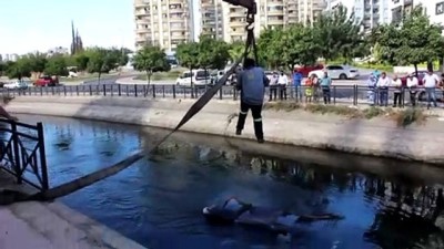 Adana'da Otomobil Sulama Kanalına Düştü