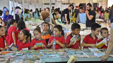 Akhisar'da On Binler Kitap Günlerine Akın Etti