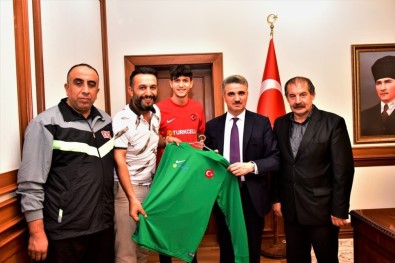 Ampute Futbol Takımı Vali Baruş'u Ziyaret Etti