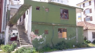 Antalya'da Mahalleliyi Rahatsız Eden Metruk Bina Yıkıldı