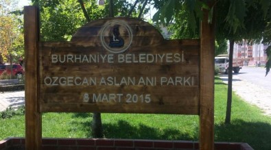 Burhaniye'de Parklar Yenileniyor