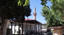 Duvarları Çiçek Bahçesini Andıran 217 Yıllık Cami