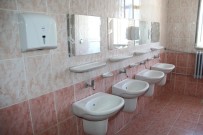 EDREMIT BELEDIYESI - Edremit'te Tehlike Saçan Okul Lavaboları Baştan Sona Yenilendi