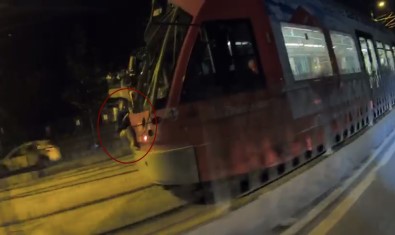 İstanbul'da Tramvaya Asılan Küçük Çocuk Şoke Etti