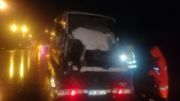 İzmir'de Minibüs Tıra Arkadan Çarptı Açıklaması 1 Yaralı