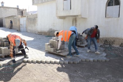 Karaköprü Mahallerinde Yollara Kilitli Parke Döşeniyor