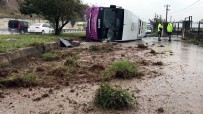 SAKARYA ÜNIVERSITESI - Sakarya'da Yağışlı Havada Kontrolden Çıkan Otobüs Kaza Yaptı