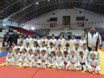 KULÜP BAŞKANI - Yunusemreli Judocular Madalyaları Topladı