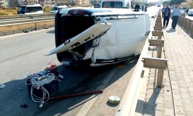 Bariyerlere Çarpan Otomobil Devrildi Açıklaması 2 Yaralı