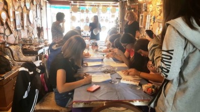 Burhaniye'de Alman Öğrenciler Çini Sanatını Öğrendi