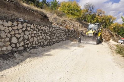 Gürün İlçesinde Taş Duvar Örme Çalışmaları