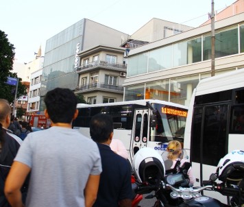 İntihar Girişimini İzleyen Meraklı Kalabalık Yüzünden Yol Trafiğe Kapandı