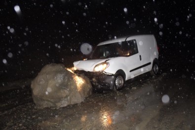 Kastamonu'da Yola Düşen Kaya Çarpan Aracın Sürücüsü Yaralandı